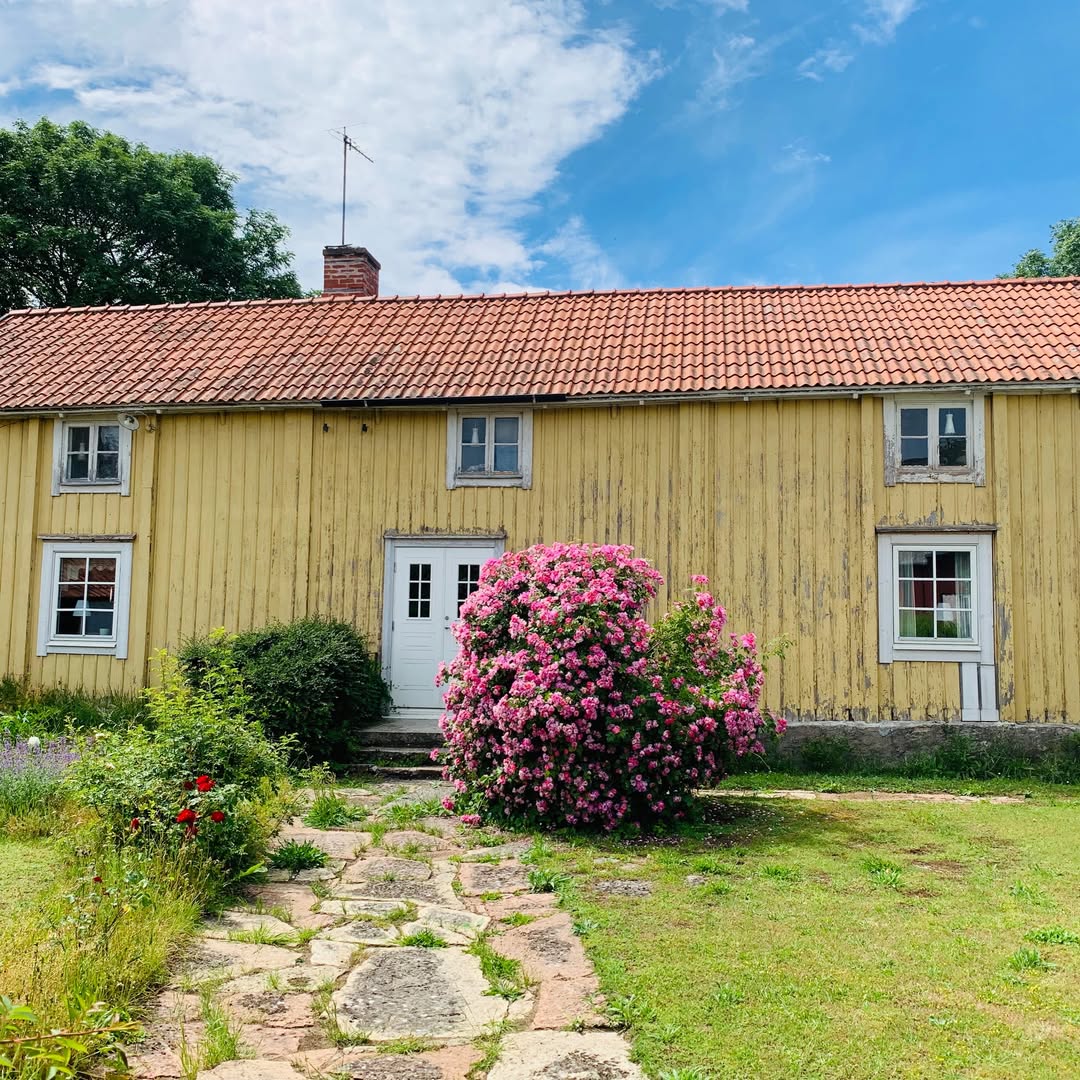 Gult trähus före ombyggnad