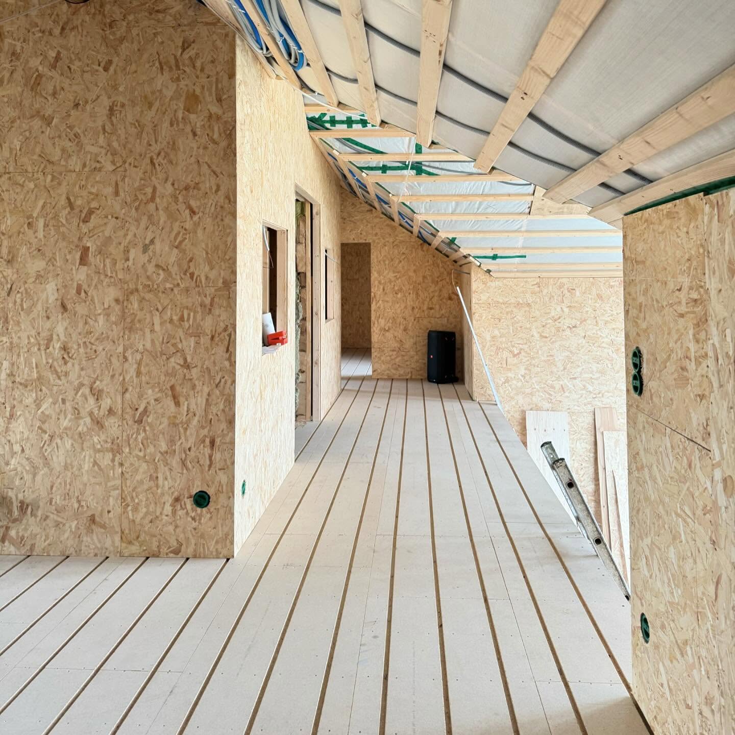 Bjälklag av trä mot OSB-väggar i nyproduktion